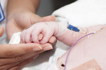 Newborn-and-hand-000047342194_Medium.jpg