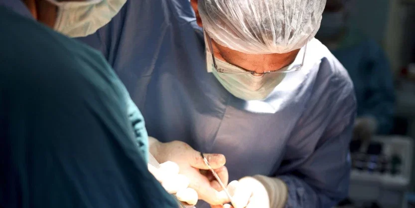 Surgeons performing a medical procedure under bright operating room lights for surgical malpractice cases